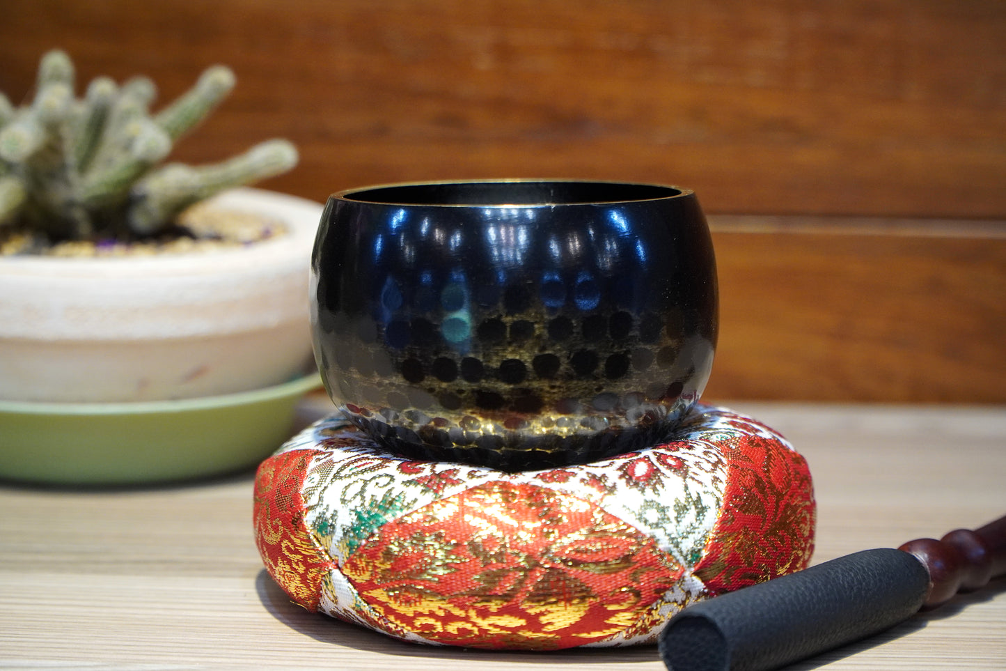 CHUÔNG MINI ĐEN NHỎ (CHUÔNG, ĐẾ, DÙI)